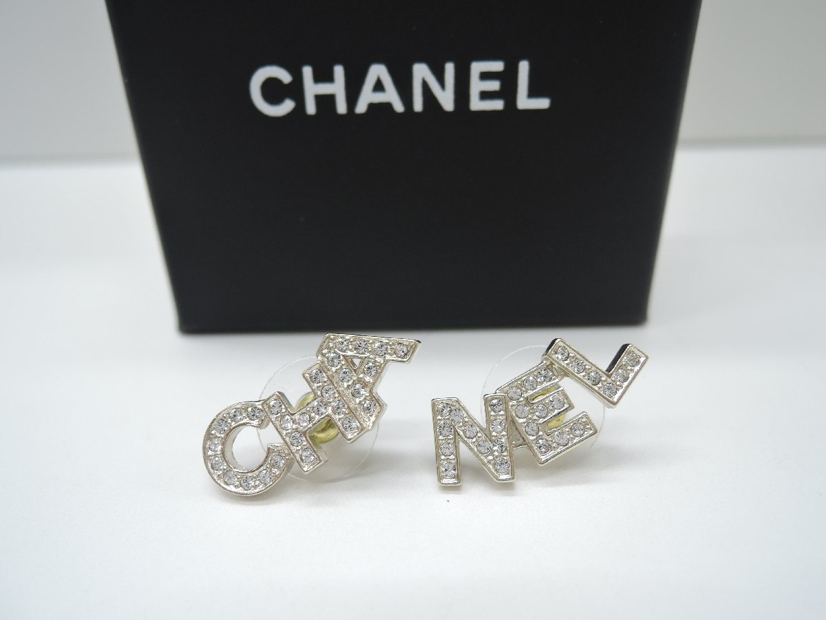 CHANELロゴ　ピアス